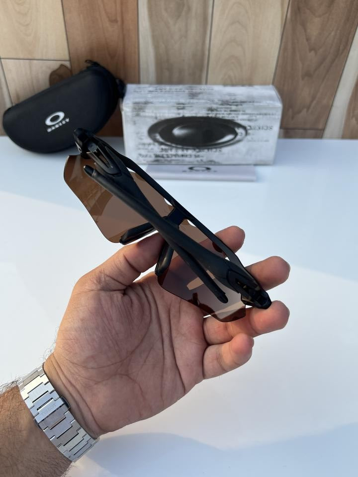 Oakleyy_9208_brown