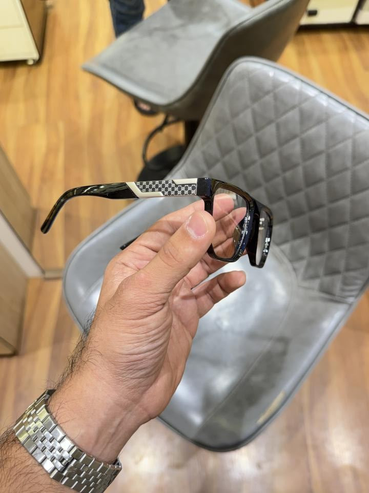 Gucci_1669_black_plano