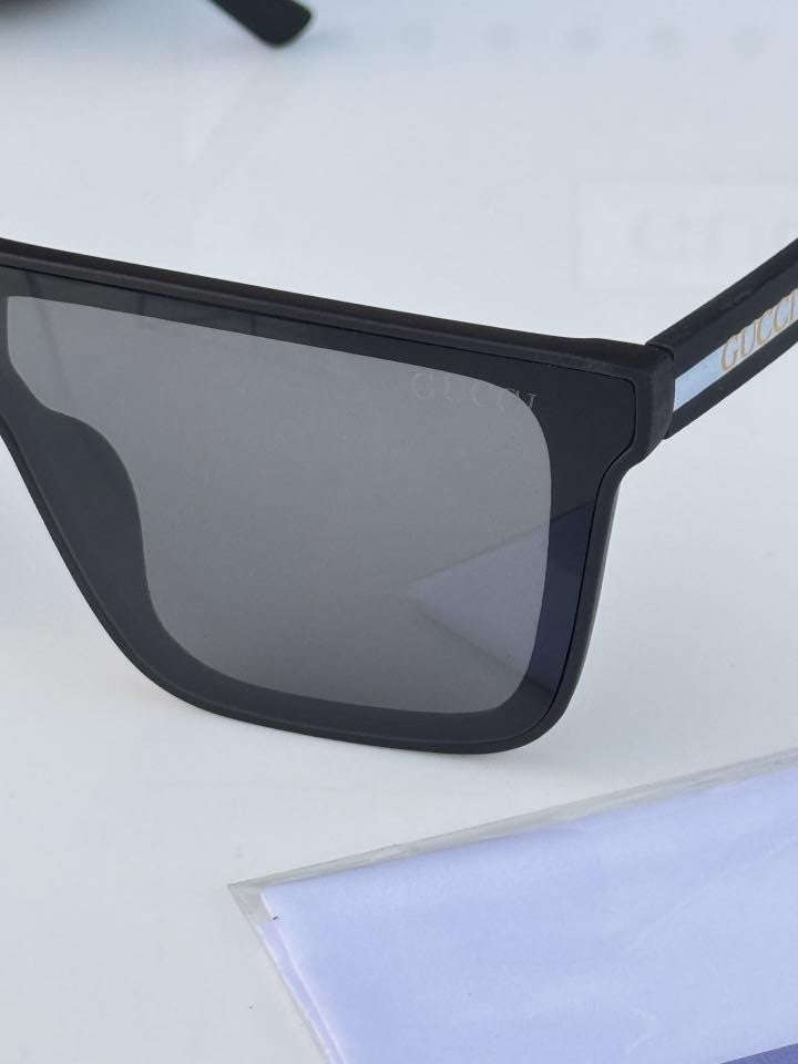 Guccii_2639_black_white