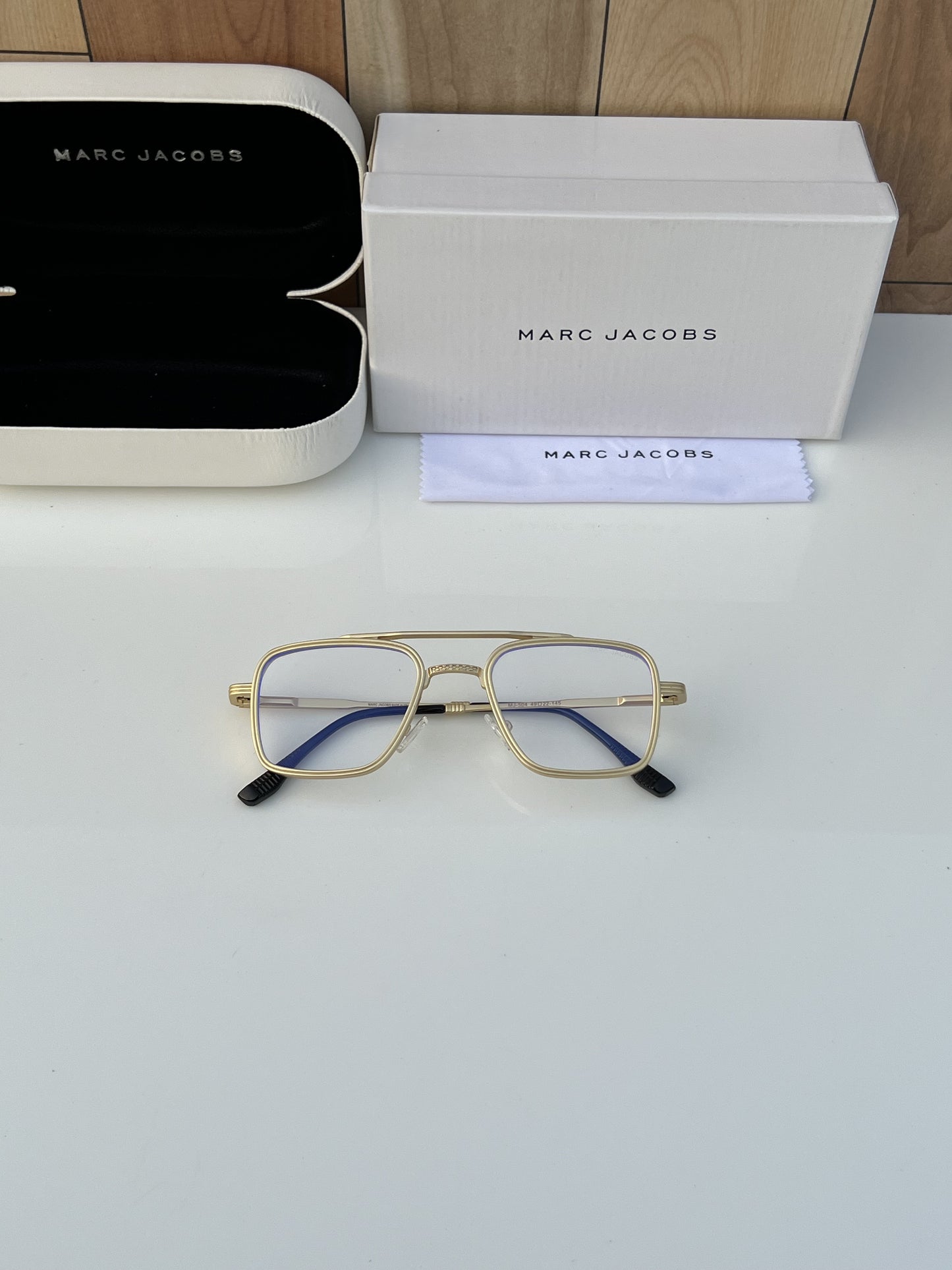 Marc_jacobs_504_gold_plano
