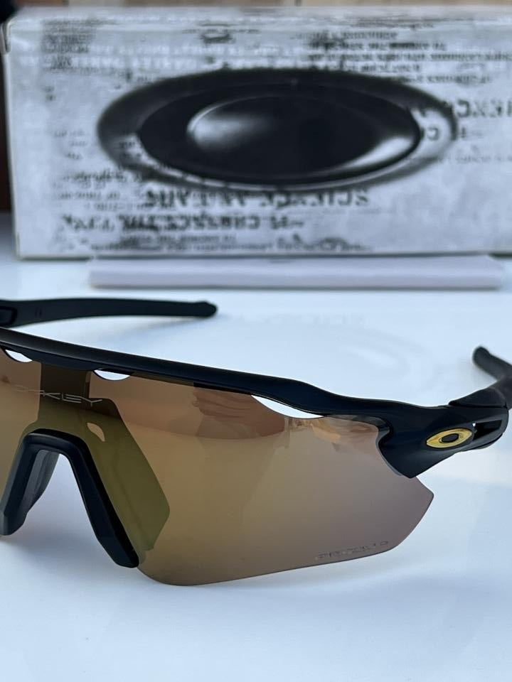 Oakleyy_9208_brown