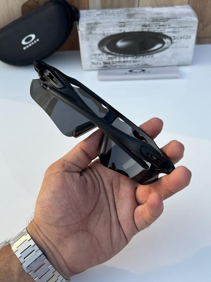 Oakleyy_9208_silver