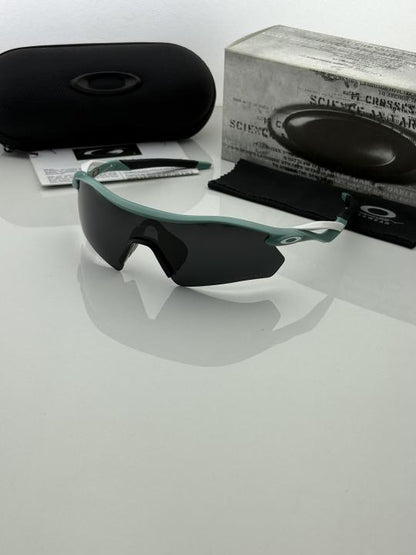 Oakle.y 9495 blue black prizm polarized lens