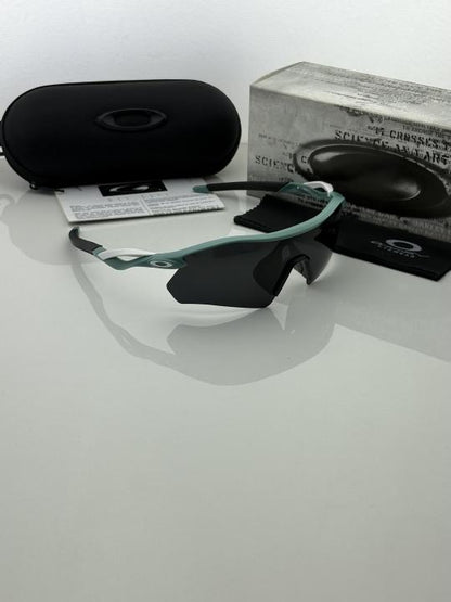Oakle.y 9495 blue black prizm polarized lens