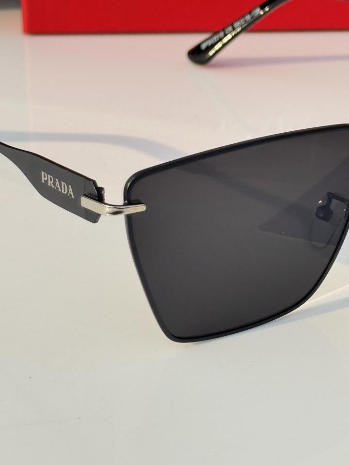 Prada_2018_black_silver