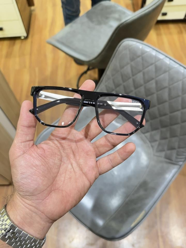 Gucci_1669_black_plano