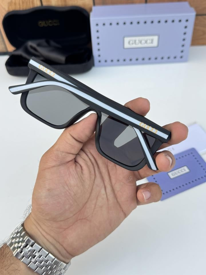 Guccii_2639_black_white