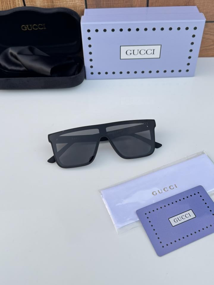 Guccii_2639_black_white