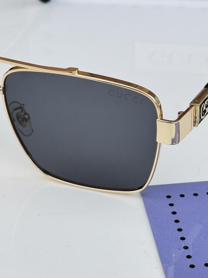 Gucci_320_gold_black