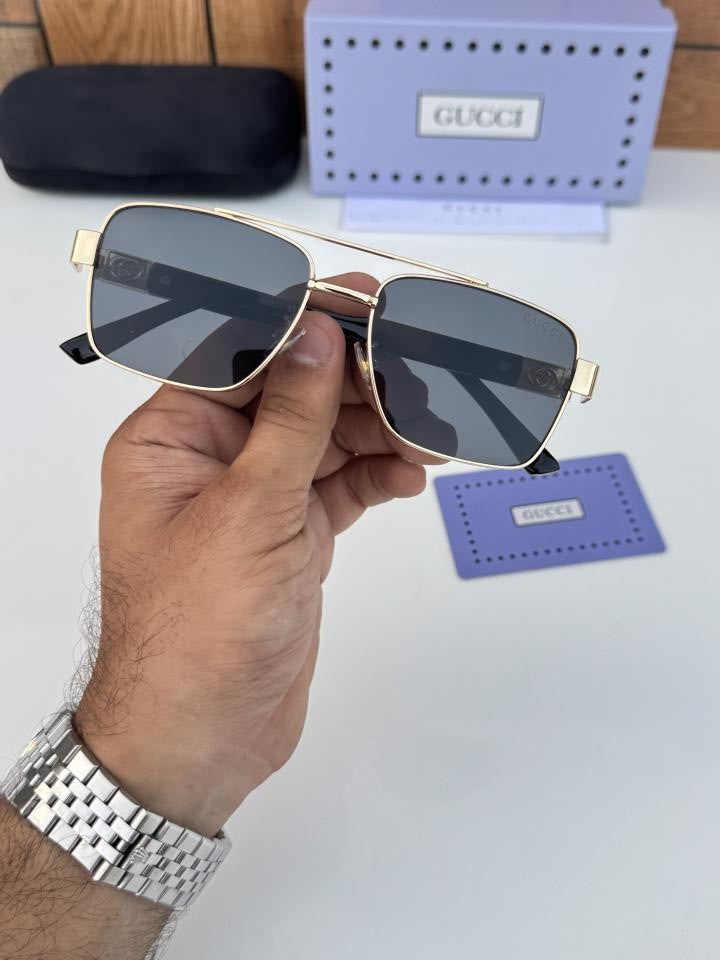 Gucci_320_gold_black
