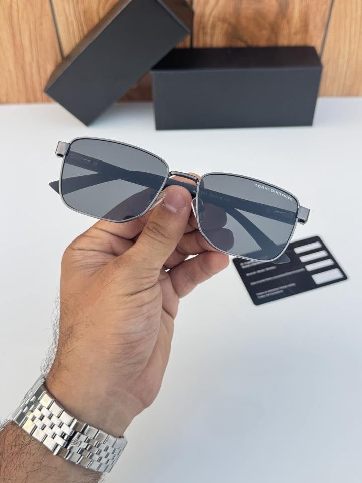 Tommy_hilfiger_2641_grey_black