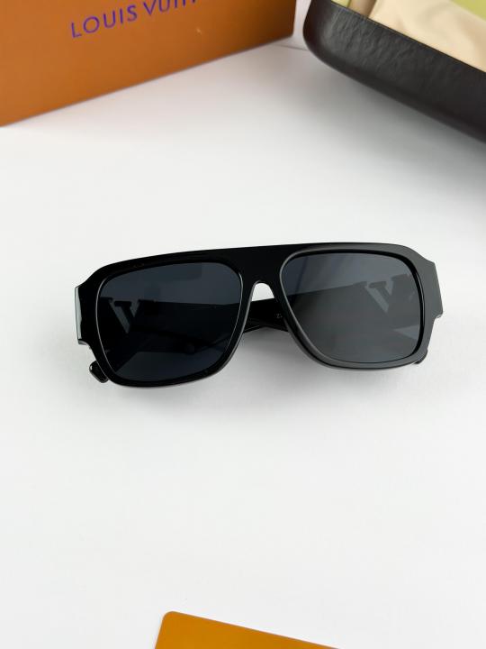 Loui_s_gold_black_2686